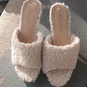 Chase + Chloe Women's Beige Fuzzy Slippers